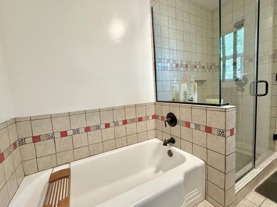 Prime West Angeles 4 Bedroom 2 Bathroom House Holiday home