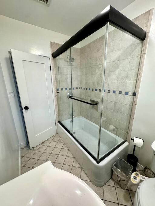 Prime West Angeles 4 Bedroom 2 Bathroom House Holiday home Los Angeles